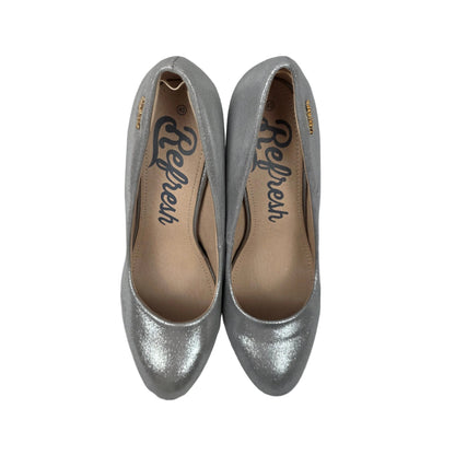 Zapatos de Salón con Plataforma Oculta Refresh Color Plata – Pasarela Concept
