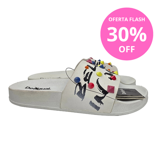 Sandalia Pala Desigual Blanca con Tachuelas Multicolor y Diseño Graffiti