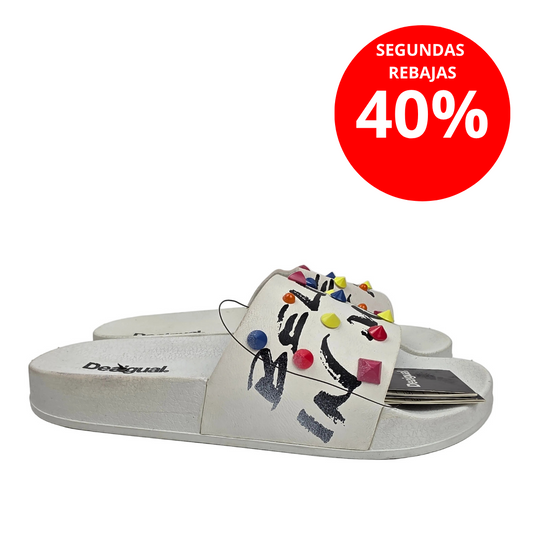 Sandalia Pala Desigual Blanca con Tachuelas Multicolor y Diseño Graffiti