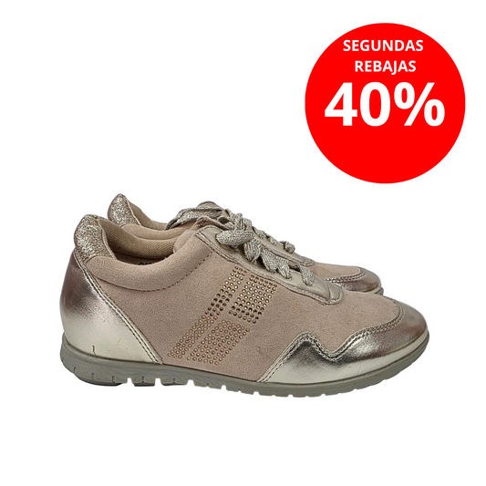 Sneakers Pasarela Concept en Antelina Beige con Acabado Oro Metalizado