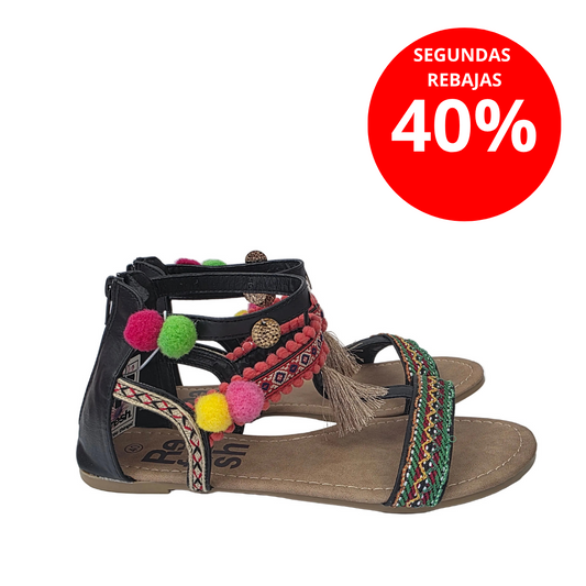 Sandalias Planas Boho con Pompones Refresh Color Negro – Pasarela Concept