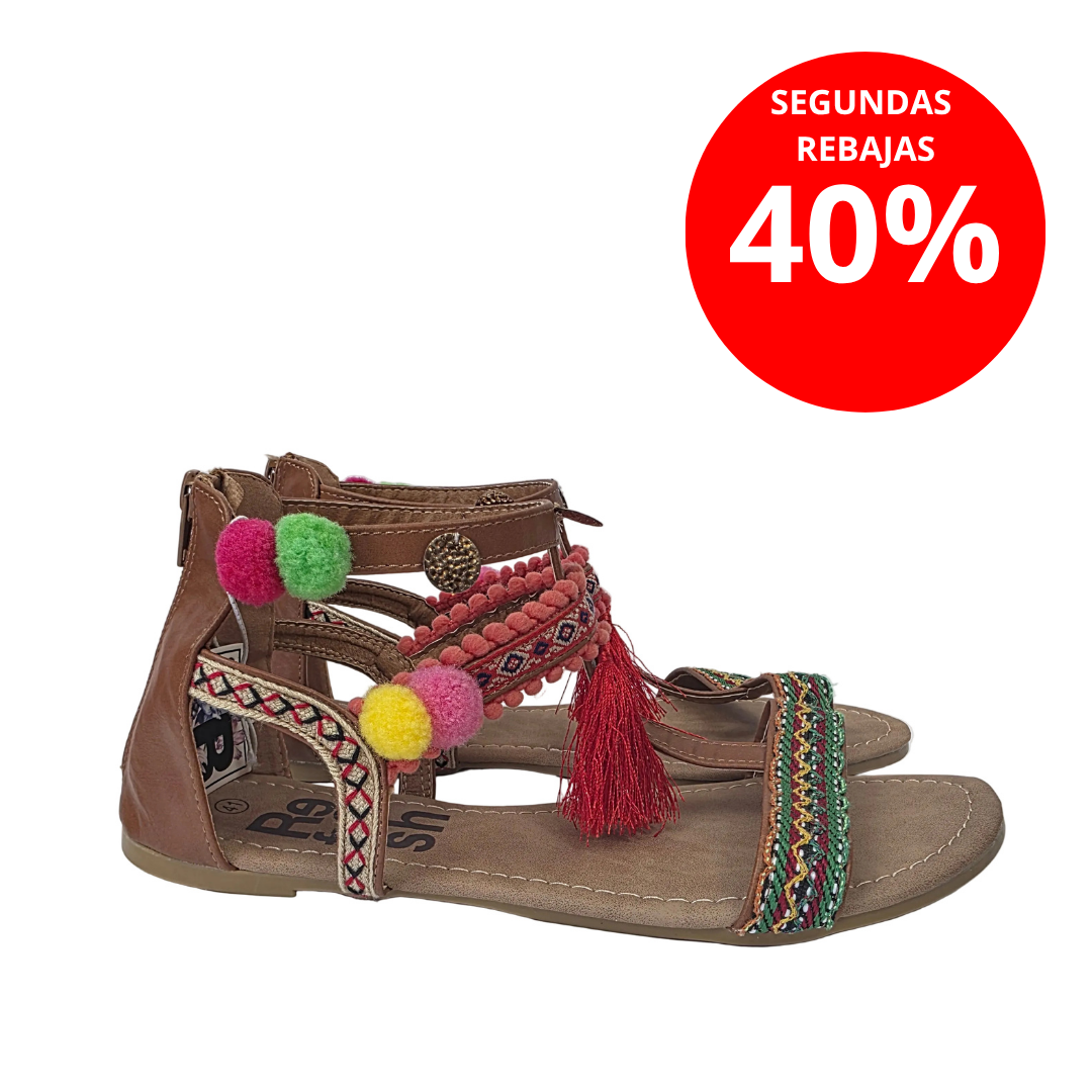 Sandalias Planas Boho con Pompones Refresh Color Camel – Pasarela Concept